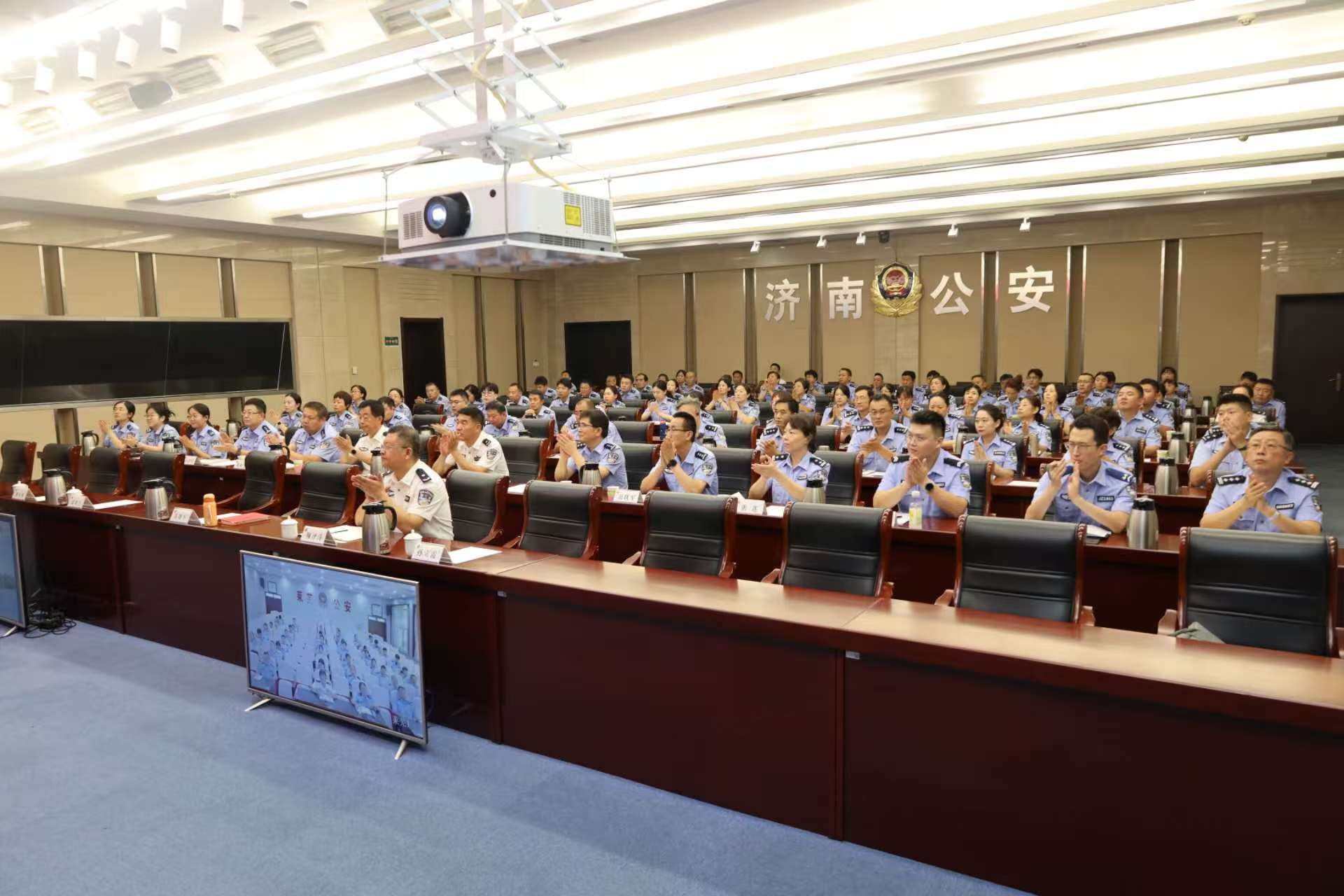 【泉心工惠】泉城公安讲堂暨心理健康讲座